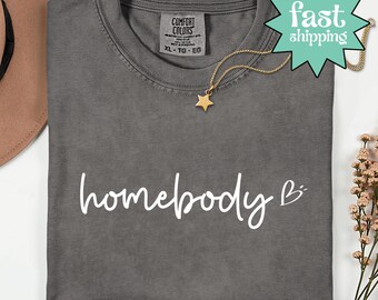 Koszulka Comfort Colors® Homebody, Koszulka Stay At Home, Koszulka na dystans społeczny, Koszulka dla introwertyków, Koszulka Alone, Koszulka Bed Lover, Prezent dla domatora