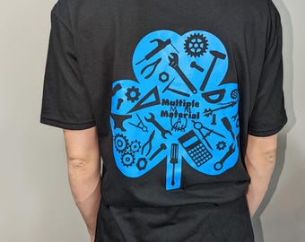 Camiseta Clover de Artes de Múltiplos Materiais