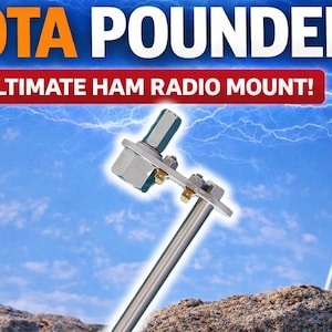 Könnte beinhalten: Silberne Amateurfunkhalterung mit dem Text "POTA POUNDER" in Orange und Weiß und "ULTIMATE HAM RADIO MOUNT!" in Rot. Die Halterung befindet sich auf einer felsigen Oberfläche mit blauem Himmel und Blitzen im Hintergrund.