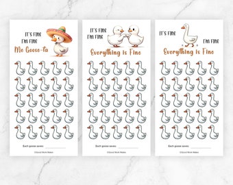 Könnte beinhalten: Ein druckbarer Spar-Challenge-Chart mit drei Abschnitten. Jeder Abschnitt zeigt eine Cartoon-Gans mit einer anderen Bildunterschrift. Der erste Abschnitt lautet "It's fine I'm fine Me Goose-ta". Der zweite Abschnitt lautet "It's fine I'm fine Everything is Fine". Der dritte Abschnitt lautet "It's fine I'm fine Everything is Fine". Jeder Abschnitt hat ein Raster mit 42 weißen Gänse-Illustrationen.