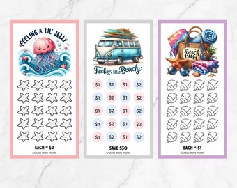 Könnte beinhalten: Drei druckbare Sommer-Spar-Challenge-Karten. Die erste Karte zeigt eine Cartoon-Qualle mit dem Text "Feeling a Lil' Jelly". Die zweite Karte zeigt einen Cartoon-Van mit Surfbrettern auf dem Dach und dem Text "Feeling a little Beachy". Die dritte Karte zeigt eine Cartoon-Strandtasche mit Handtüchern und Sonnenbrillen und dem Text "Beach Bum". Jede Karte hat ein Raster mit 25 Quadraten, in denen jeweils ein Euro-Betrag angegeben ist.