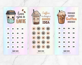 Könnte beinhalten: Drei farbenfrohe, druckbare Karten mit niedlichen Comic-Kaffeebechern. Jede Karte hat einen anderen Kaffee-Spruch: "love you a latte", "coffee is always a good idea" und "stressed blessed coffee obsessed". Jede Karte hat ein Raster mit Kreisen, in denen Dollarbeträge für die Ersparnisse eingetragen werden können.