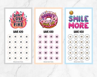 Könnte beinhalten: Drei druckbare Spar-Challenge-Karten mit motivierenden Zitaten. Die erste Karte ist rot und zeigt ein Feuer mit dem Text "Verliere dein Feuer nicht". Die zweite Karte ist rosa und zeigt einen Donut mit dem Text "Gib nicht auf". Die dritte Karte ist blau und zeigt ein Smiley mit dem Text "Lächeln mehr". Jede Karte hat ein Raster mit Kreisen, in denen die Sparbeträge eingetragen werden können.