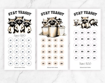 Könnte beinhalten: Drei druckbare Karten mit einem Waschbär-Motiv für eine Spar-Herausforderung. Jede Karte zeigt eine Waschbär-Illustration und den Text "Stay trashy!" Die Karten haben ein Raster mit Kreisen, die Dollarbeträge zum Sparen von Geld darstellen. Die erste Karte hat ein Sparziel von 20 Dollar, die zweite Karte ein Sparziel von 50 Dollar und die dritte Karte ein Sparziel von 100 Dollar.