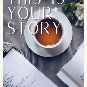 Könnte beinhalten: Eine weiße Keramiktasse gefüllt mit Tee steht auf einem weißen Untersetzer. Die Tasse ist von einem Buch und weißen Blumen umgeben. Der Text "This is your story" ist über das Bild gelegt.