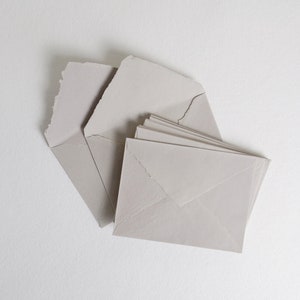 13 x 18 cm hellgraue Umschläge mit Büttenrand // Einladung Umschläge, Baumwoll Umschläge, Fine Art Hochzeit, Hochzeitsumschläge