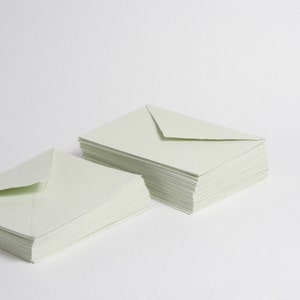 13 x 18 cm Umschläge in Salbeigrün mit Büttenrand // Einladung Umschläge, Baumwoll Umschläge, Fine Art Hochzeit, Hochzeitsumschläge