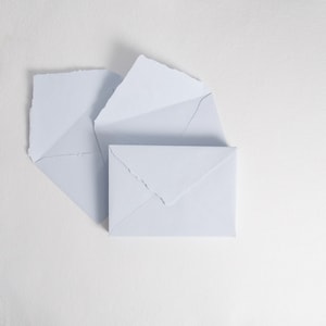 6,4" x 9" (C5), envelopes de borda azul celeste // envelopes de convite, envelopes de algodão, casamento de belas artes, envelopes de casamento