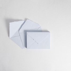 5,25" x 7,25", envelopes de borda azul celeste // envelopes de convite, envelopes de algodão, casamento de belas artes, envelopes de casamento