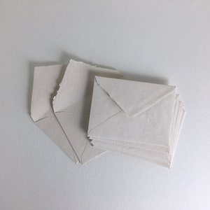 5.25" x 7.25"、ブラッシュデッケルエッジ封筒 // 招待状封筒、コットン封筒、ファインアートウェディング、ウェディング封筒、RSVP封筒