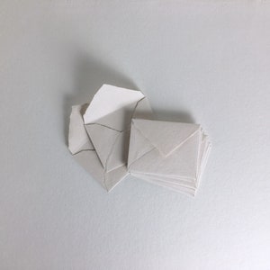 3.625" x 5.125" (4 バー)、ブラッシュ デッケル エッジ封筒 // 招待状封筒、コットン封筒、ファイン アート ウェディング、ウェディング封筒