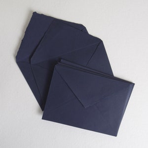 6.4" x 9" (C5) Umschläge mit tiefblauem Büttenrand // Einladungs Umschläge, Baumwoll Umschläge, Fine Art Hochzeit, Hochzeitsumschläge