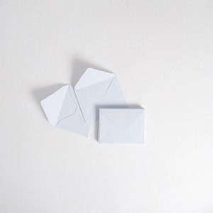 3,625" x 5,125" (4 barras), envelopes de borda azul celeste // envelopes de convite, envelopes de algodão, casamento de belas artes, envelopes de casamento