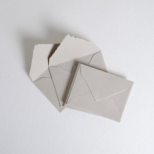 4.5" x 6.4" (C6) hellgraue Umschläge mit Büttenrand // Einladungs Umschläge, Baumwoll Umschläge, Fine Art Hochzeit, Hochzeitsumschläge