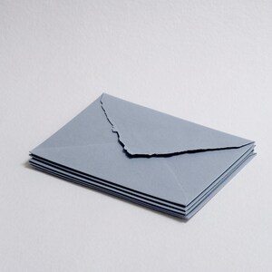 5,25 x 7,25 pulgadas, Sobres con borde azul polvoriento // Sobres de invitación, Sobres de algodón, Boda de bellas artes, Sobres de boda