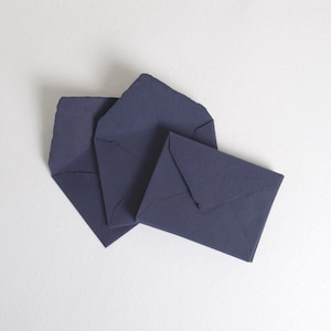 4.5" x 6.4" (C6) Umschläge mit tiefblauem Büttenrand // Einladungs Umschläge, Baumwoll Umschläge, Fine Art Hochzeit, Hochzeitsumschläge