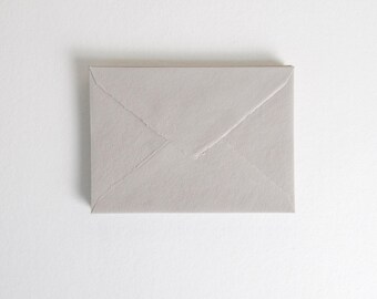 Sobres de algodón gris claro hechos a mano con borde irregular, 6,4" x 9" (C5) // Sobres para invitaciones, Bodas de alta calidad, Sobres para bodas