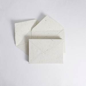 6.4" x 9" (C5)、アイボリー & ストロー デッケル エッジ封筒 // 招待状封筒、コットン封筒、ファインアート ウェディング、ウェディング封筒