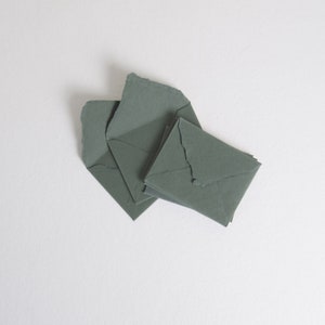 3,625" x 5,125" (4 staaf), donkergroene enveloppen met randrand // uitnodigingsenveloppen, katoenen enveloppen, Fine Art bruiloft, trouwenveloppen