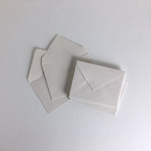 4.5" x 6.4" (C6)、ブラッシュデッケルエッジ封筒 // 招待状封筒、コットン封筒、ファインアートウェディング、ウェディング封筒