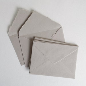 6.4" x 9" (C5) hellgraue Umschläge mit Büttenrand // Einladungs Umschläge, Baumwoll Umschläge, Fine Art Hochzeit, Hochzeitsumschläge