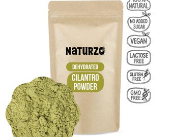 Può includere: Una confezione marrone chiaro di coriandolo in polvere disidratato Naturzo, con un mucchio di polvere verde davanti. La confezione ha un testo verde che recita "Coriandolo in polvere disidratato". Le etichette sulla confezione indicano "100% Naturale", "Senza zuccheri aggiunti", "Vegano", "Senza lattosio", "Senza glutine" e "Senza OGM".