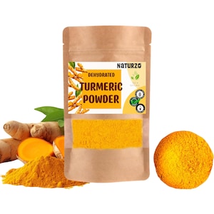 Puede incluir: Una bolsa de papel marrón con una etiqueta que dice "Curcuma en polvo deshidratada" y un logotipo que dice "Naturzo". La bolsa contiene polvo de cúrcuma amarillo. También hay raíces de cúrcuma frescas y polvo de cúrcuma sobre una superficie blanca.