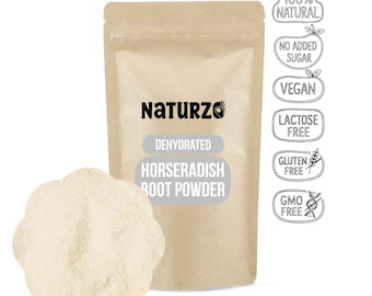 Può includere: Una busta beige di polvere di radice di rafano disidratata Naturzo con un mucchio di polvere davanti. La busta riporta la scritta "100% Naturale", "Senza zuccheri aggiunti", "Vegano", "Senza lattosio", "Senza glutine" e "Senza OGM".
