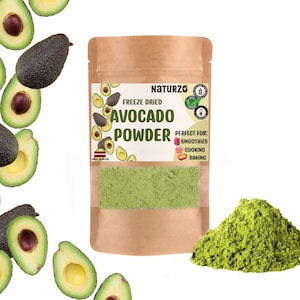 Può includere: Un sacchetto di carta marrone con un'etichetta verde che recita "Polvere di avocado liofilizzata" e "Perfetto per: Frullati, Cucina, Forno". Il sacchetto è pieno di polvere verde. Ci sono diversi avocado tagliati a metà sparsi intorno al sacchetto.
