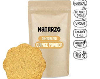 Può includere: Una confezione di polvere di cotogna disidratata Naturzo, con un mucchio di polvere a forma di fiore a sinistra. La confezione ha etichette che indicano che è naturale al 100%, vegano e senza glutine. Il testo "Dehydrated Quince Powder" è su uno striscione giallo.