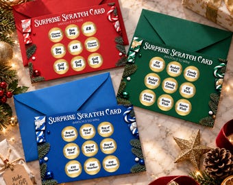 Könnte beinhalten: Drei rechteckige Überraschungs-Rubbelkarten in Rot, Grün und Blau, jede mit neun goldenen, kreisförmigen Rubbelfeldern und weihnachtlichen Rändern. Die Karten tragen den Text Surprise Scratch Card und Match 3 to Win, zusammen mit passenden Umschlägen.
