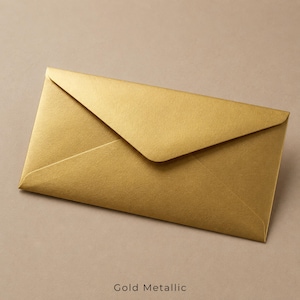 Op de afbeelding: Een rechthoekige envelop met een metallic gouden afwerking en een puntige klep. De envelop heeft een glad, reflecterend oppervlak dat het licht opvangt, waardoor subtiele variaties in de gouden tint over de gevouwen papierstructuur ontstaan.