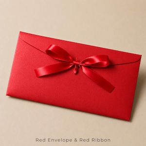 Op de afbeelding: Een rechthoekige rode envelop met een gladde, matte afwerking en een puntige klep. Een felrood satijnen lint is in het midden van de envelop tot een strik gestrikt. De tekst "Red Envelope & Red Ribbon" staat onderaan gedrukt.
