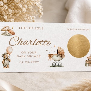 Peut inclure: Carte à gratter pour une baby shower avec un design aquarelle. La carte présente le nom "Charlotte", une poussette, des ours en peluche et le texte "Lots of Love" et "Scratch to Reveal". La date "15.05.2027" est également incluse.