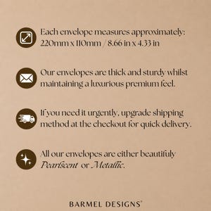 Op de afbeelding: Een beige informatieve afbeelding voor Barmel Designs enveloppen. De tekst luidt: Elke envelop meet ongeveer 220 mm x 110 mm. Onze enveloppen zijn dik en stevig. Al onze enveloppen zijn ofwel prachtig parelmoer ofwel metallic van afwerking.