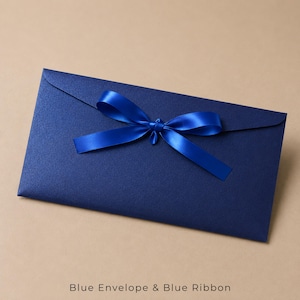 Op de afbeelding: Een rechthoekige donkerblauwe envelop met een gladde, matte afwerking en een puntige klep. Een bijpassend donkerblauw satijnen lint is gestrikt tot een decoratieve strik en in het midden van de envelop bevestigd voor een strak en uniform uiterlijk.