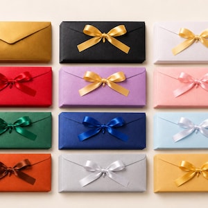 Peut inclure: Une collection d'enveloppes cadeaux colorées, chacune ornée d'un nœud en satin assorti. Les enveloppes sont de différentes couleurs, dont l'or, le noir, le blanc, le rouge, le violet, le rose, le vert, le bleu, l'argent et l'orange.