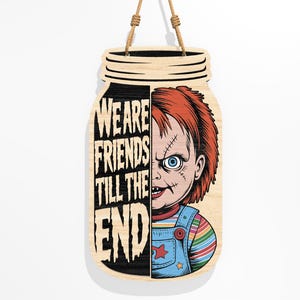Puede incluir: Cartel de madera con forma de tarro, con un dise&ntilde;o dividido. Un lado tiene el texto "WE ARE FRIENDS TILL THE END" en negro. El otro lado representa un personaje de dibujos animados con pelo rojo, ojos azules y cicatrices cosidas.