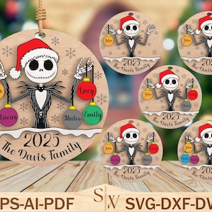 Könnte beinhalten: Weihnachtsbaumschmuck aus Holz mit Jack Skellington in einem Weihnachtsmannhut, der personalisierte Kugeln hält. Der Schmuck enthält den Text "2025 The Davis Family" und Namen auf den Kugeln. Zusätzliche Ornamente mit verschiedenen Namen sind ebenfalls abgebildet.