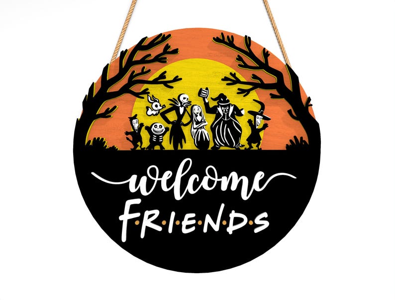 Pu&ograve; includere: Cartello rotondo in legno di Halloween con una silhouette nera di alberi e personaggi di Nightmare Before Christmas contro un tramonto arancione e giallo. Le parole "welcome friends" sono scritte in bianco.