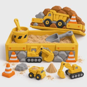 Peut inclure: Un ensemble de bac à sable sur le thème de la construction comprenant un bac rectangulaire avec une pelleteuse moulée, un couvercle assorti avec un camion-benne, un seau jaune, une pelle grise, deux cônes de signalisation et deux engins.