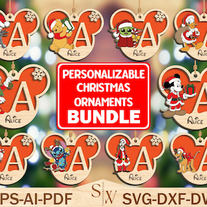 Può includere: Una collezione di decorazioni natalizie personalizzate a forma di testa di Topolino. Ogni ornamento presenta un personaggio Disney, la lettera "A" e il nome "Alice". Gli ornamenti sono arancioni e color legno, con fiocchi di neve.