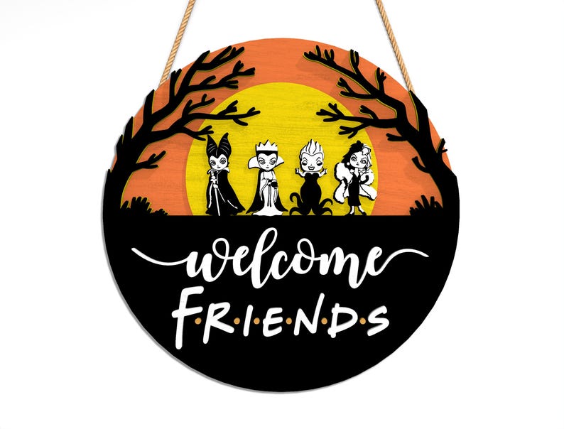 Pu&ograve; includere: Cartello di benvenuto rotondo in legno con cattivi dei cartoni animati sullo sfondo di un tramonto arancione e giallo. Il cartello recita "welcome FRIENDS" in scrittura bianca. Un elemento decorativo per Halloween o decorazioni a tema.