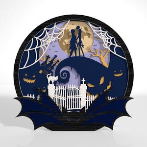 K&ouml;nnte beinhalten: Eine mehrschichtige, kreisf&ouml;rmige Halloween-Dekoration. Das Design zeigt Silhouetten eines Paares, eines Vollmonds, einer gruseligen Stadt und einer Fledermausfl&uuml;gelbasis. Die Farbpalette umfasst Blau-, Lila-, Gold- und Wei&szlig;t&ouml;ne und erzeugt eine festliche und unheimliche Atmosph&auml;re.