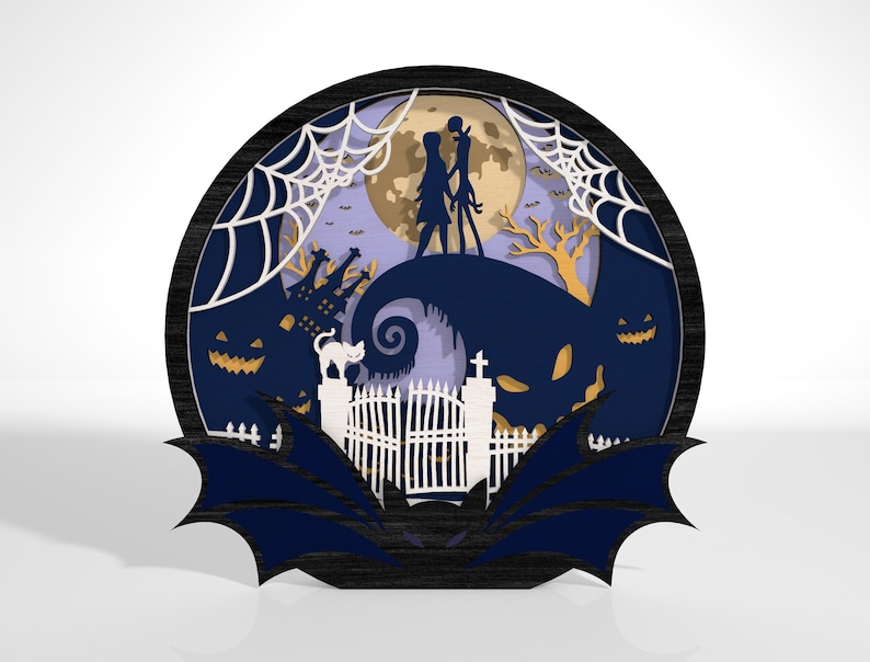 K&ouml;nnte beinhalten: Eine mehrschichtige, kreisf&ouml;rmige Halloween-Dekoration. Das Design zeigt Silhouetten eines Paares, eines Vollmonds, einer gruseligen Stadt und einer Fledermausfl&uuml;gelbasis. Die Farbpalette umfasst Blau-, Lila-, Gold- und Wei&szlig;t&ouml;ne und erzeugt eine festliche und unheimliche Atmosph&auml;re.