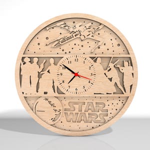 Puede incluir: Un reloj de madera con tem&aacute;tica de Star Wars. La esfera del reloj tiene un fondo blanco con n&uacute;meros y manecillas negros. El reloj est&aacute; rodeado por un dise&ntilde;o de personajes de Star Wars y una nave espacial. Las palabras "STAR WARS" est&aacute;n impresas debajo de la esfera del reloj.