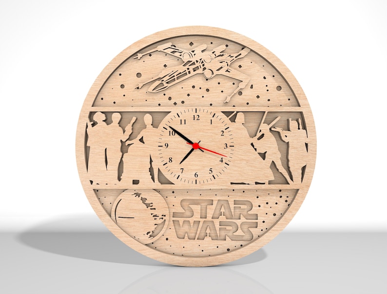 Puede incluir: Un reloj de madera con tem&aacute;tica de Star Wars. La esfera del reloj tiene un fondo blanco con n&uacute;meros y manecillas negros. El reloj est&aacute; rodeado por un dise&ntilde;o de personajes de Star Wars y una nave espacial. Las palabras "STAR WARS" est&aacute;n impresas debajo de la esfera del reloj.