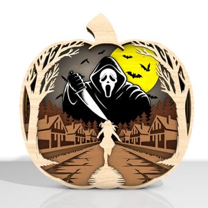 K&ouml;nnte beinhalten: Halloween-Dekoration aus Holz in K&uuml;rbisform. Das Design zeigt eine gruselige Szene mit einer Figur in einem schwarzen Umhang, die ein Messer h&auml;lt, einer rennenden Figur, einem Vollmond, Flederm&auml;usen und H&auml;usern.