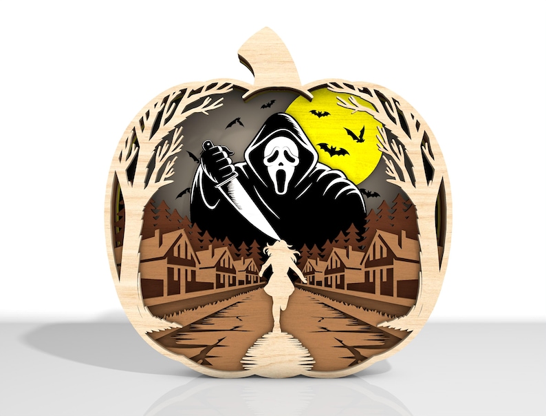 K&ouml;nnte beinhalten: Halloween-Dekoration aus Holz in K&uuml;rbisform. Das Design zeigt eine gruselige Szene mit einer Figur in einem schwarzen Umhang, die ein Messer h&auml;lt, einer rennenden Figur, einem Vollmond, Flederm&auml;usen und H&auml;usern.