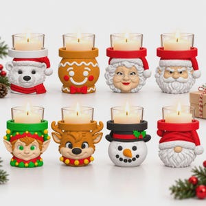 Puede incluir: Un conjunto de ocho portavelas con temática navideña que presentan figuras esculpidas que incluyen un oso polar, un hombre de jengibre, la Sra. Claus, Santa Claus, un elfo, un reno, un muñeco de nieve y un gnomo.